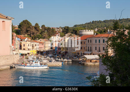 Le joli petit village de Veli Losinj Harbor sur l'île de Losinj, Croatie Banque D'Images