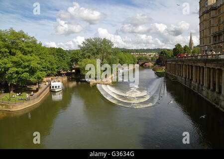 Vue sur la rivière Avon de Pulteney Bridge à Bath, Somerset, Grande Bretagne Banque D'Images