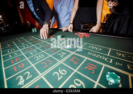 Mettre la main sur un pari à la roulette Banque D'Images