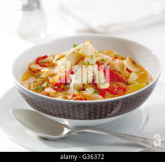 Ragoût de poisson de style méditerranéen avec de la tomate, ail et persil. Banque D'Images