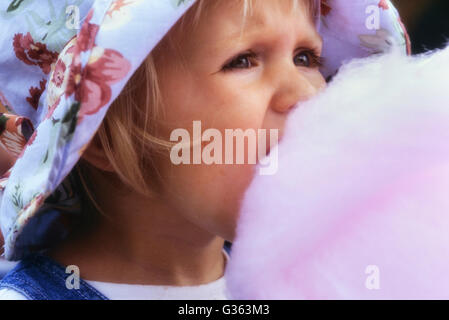 Girl eating Candy Floss. L'Angleterre. UK Banque D'Images