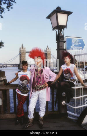 Matt Belgrano « The Gentleman punk » portant une veste drapée Teddy Boy rose, debout avec deux punks femelles.Londres.Angleterre.ROYAUME-UNI.Europe Banque D'Images