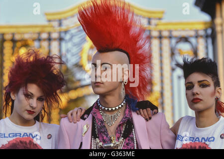 Matt Belgrano 'le représentant permanent punk avec deux femmes punks. Londres. L'Angleterre. UK. L'Europe, vers 1980 Banque D'Images