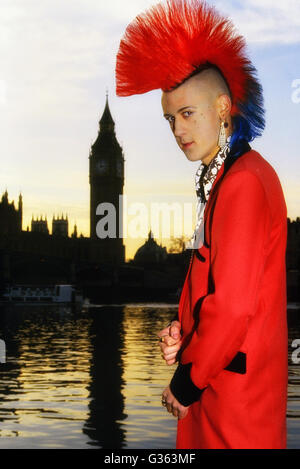 Matt Belgrano 'The Gentleman punk' portant une veste rouge Teddy Boy Drape à l'extérieur du Parlement.Londres.Angleterre.ROYAUME-UNI.Europe Banque D'Images
