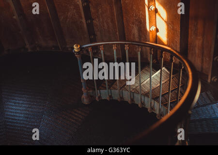 Vieilles et rouillées à l'intérieur escalier en spirale et sombre chambre spooky Banque D'Images