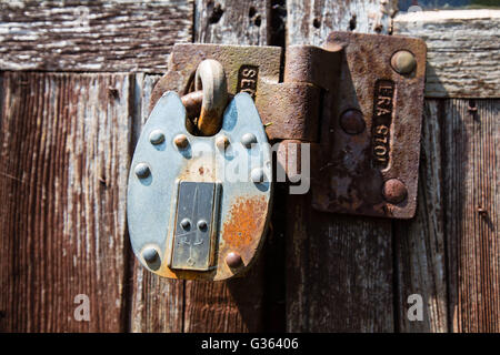 La rouille sur le cadenas verrouillé vieilles portes en bois patiné Banque D'Images