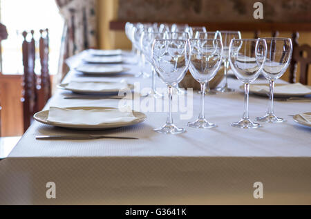 Prêt de table et attendre les invités d'arriver à un restaurant rustique Banque D'Images