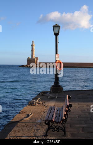 La jetée de l'avant-port avec le phare en arrière-plan, la Canée, Crète, Grèce Banque D'Images