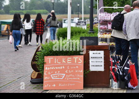 Signes écrits en langue chinoise pour profiter d'un aller-retour sur les canaux avec un bateau en Giethoorn. Banque D'Images