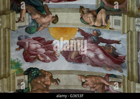 Fresque Dieu créant le Soleil, la Lune et la Terre, plafond de la Chapelle Sixtine, par Michelangelo Buonarroti, 1508-1512, musées du Vatican, Banque D'Images