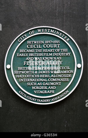 Une plaque verte commémorant Flicker Alley ou Cecil court à Westminster, Londres. Banque D'Images