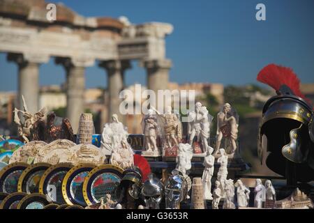 Souvenirs en vente dans le Forum Romain, Rome, Italie, Europe Banque D'Images