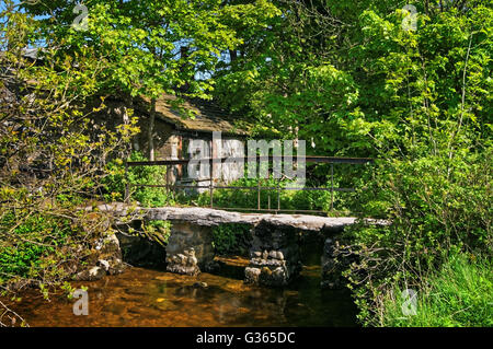 UK,Yorkshire du Nord, Yorkshire Dales, Malham, Clapper passerelle au-dessus de Malham Beck Banque D'Images