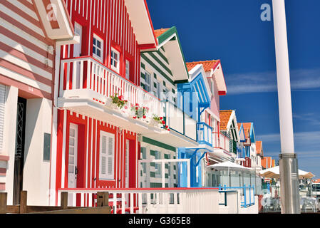 Portugal : vue latérale d'anciens maisons de pêcheurs colorées 'Palheiros da Costa Nova' Banque D'Images