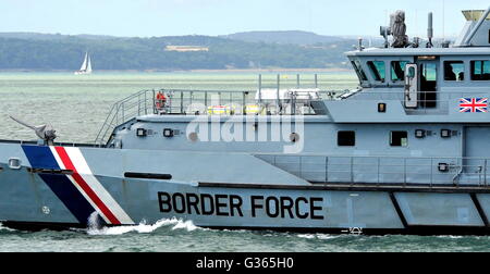 AJAXNETPHOTO. - Juillet 7th, 2015. PORTSMOUTH, Angleterre. - BORDER PATROL FORCE CHERCHEUR HMC COUPE LAISSANT PORT. PHOTO:TONY HOLLAND/AJAX REF:38646 SRD150607 Banque D'Images