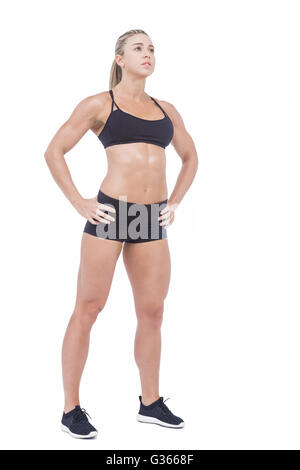 Athlète féminin posant avec mains sur la hanche Banque D'Images