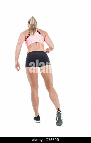 Athlète féminin posant avec mains sur la hanche Banque D'Images