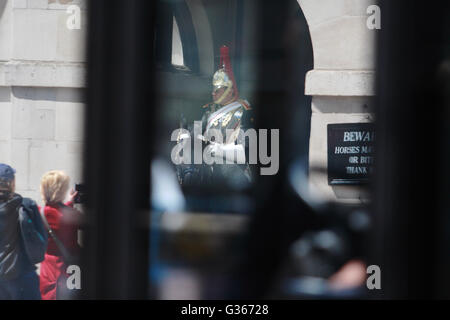 Une vue à travers un bus de l'un de l'Université Queen's Horse Guards à Whitehall, Londres, Angleterre. Banque D'Images