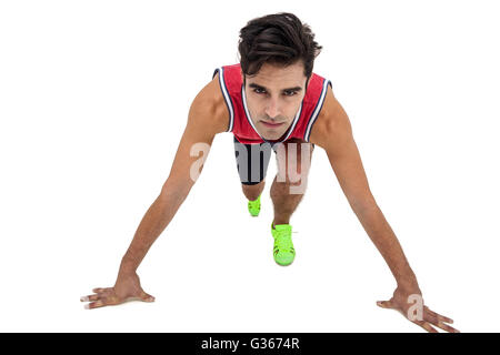 Portrait d'athlète masculin de prêt en position marche. Banque D'Images