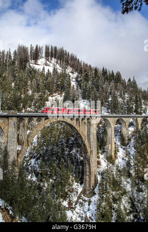 Train Bernina Express passe sur Wiesener Viadukt Davos Suisse Banque D'Images