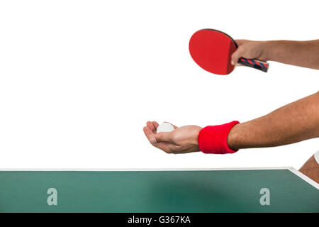 L'homme sportif à jouer au tennis de table Banque D'Images