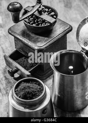 Photo d'un Italien Moka Express de cuisson bouilloire et d'une rectifieuse de café en noir et blanc. Banque D'Images