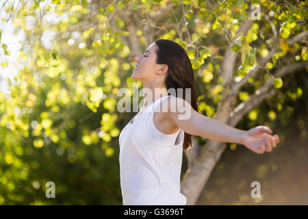 Beautiful woman standing with arms outstretched Banque D'Images