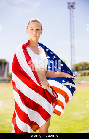 Portrait de femme enveloppée dans un drapeau américain Banque D'Images