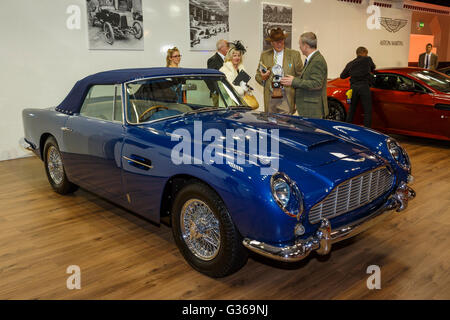 L'eye-catching blue Aston Martin DB5 Cabriolet présentée au salon de l'automobile, 2015 Goodwood Revival, Sussex, UK. Banque D'Images