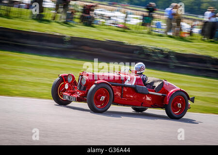 1935 Aston Martin Ulster avec chauffeur pendant la Mason Chloe Brooklands course pour le trophée, 2015 Goodwood Revival, Sussex, UK. Banque D'Images