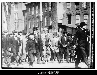 William Dudley (Big Bill Haywood (centre gauche) avec chapeau melon), un leader du mouvement syndical américain, marchant avec les grévistes à Lowell, Massachusetts. Banque D'Images