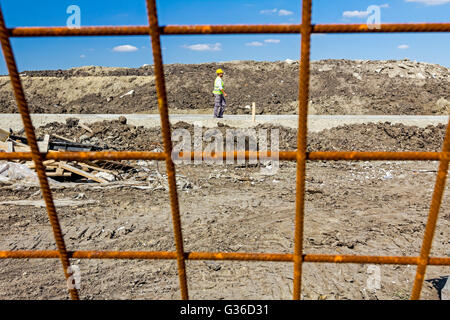 Rusty le renforcement du béton, barres d'acier, site de construction est en arrière-plan. Banque D'Images