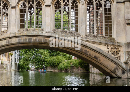 CAMBRIDGE, UK - 11 août 2015 : le Pont des Soupirs à Cambridge. Barques sous le pont Banque D'Images