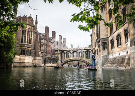 CAMBRIDGE, UK - 11 août 2015 : le Pont des Soupirs à Cambridge. Barques sous le pont Banque D'Images