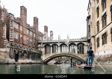 CAMBRIDGE, UK - 11 août 2015 : Pont des Soupirs avec plates sur la rivière Banque D'Images