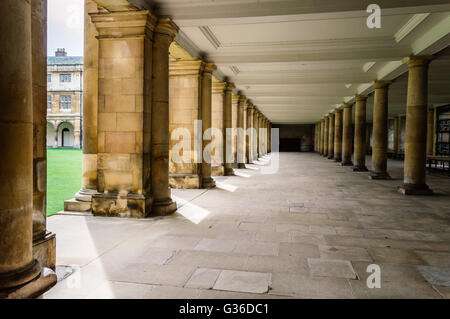 CAMBRIDGE, UK - 11 août 2015 : Colonnade en l'Wren Library à Cambridge. Banque D'Images