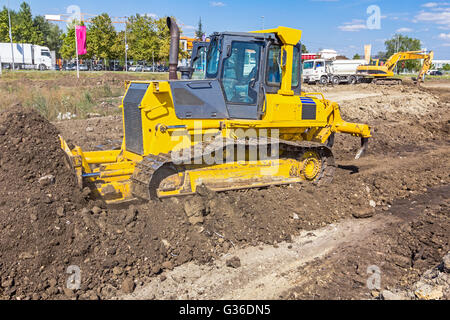 Détails sur caterpillar pendant qu'il masse en mouvement. Banque D'Images