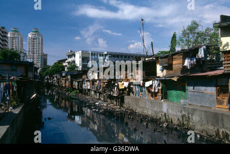 Tondo Shanty Town by Canal, Manille, Philippines Banque D'Images