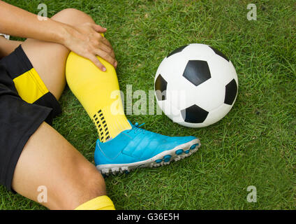 Close-up des militaires blessés sur le terrain de football. Banque D'Images