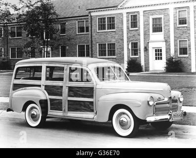 Publicité photo montrant un modèle 1942 Ford station wagon à pans de bois. Banque D'Images