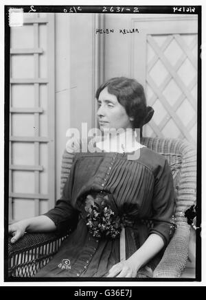 Portrait d'une jeune Helen Keller (1880-1968) peut-être à l'International Flower Show. Banque D'Images