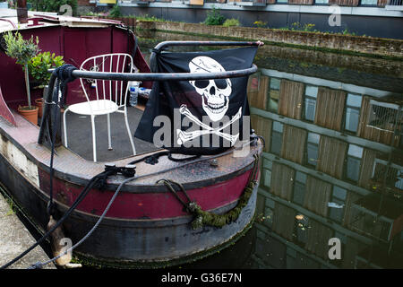 Hackney. Regents Canal. Accueil bateau étroit avec drapeau pirate tête de mort Banque D'Images