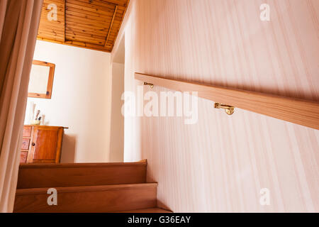 Escalier intérieur en bois d'un chalet ou cottage en Autriche Banque D'Images