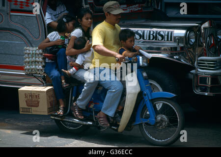 Cinq personnes famille sur UNE moto, Manille, Philippines Banque D'Images