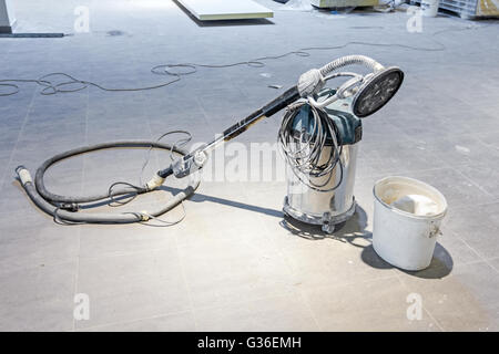 Aspirateur industriel puissant avec une tête de brosse rotative Banque D'Images