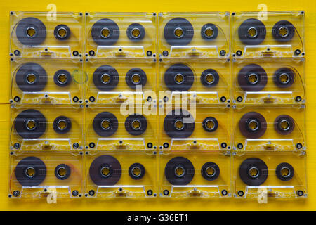 Ensemble de vieilles cassettes audio sur table en bois.plastique Retro cassette audio, musique CD, cassette.Vintage bande. Banque D'Images