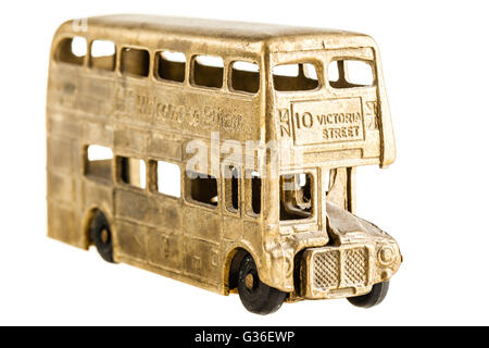 Un vintage retro double bus britannique pontés toy isolated over a white background Banque D'Images