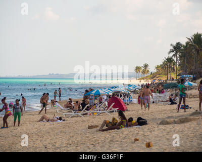 Les gens se reposer sur la plage près de Playas del Este, Guanabo, La Habana, Cuba Banque D'Images