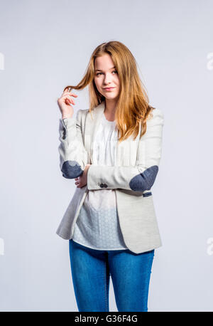 Fille de Jean et veste beige, femme, studio shot Banque D'Images