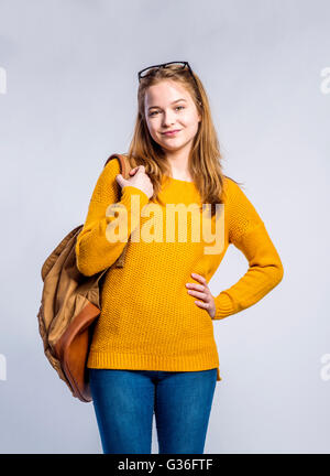 Jeune fille en jeans et chandail, jeune femme, studio shot Banque D'Images